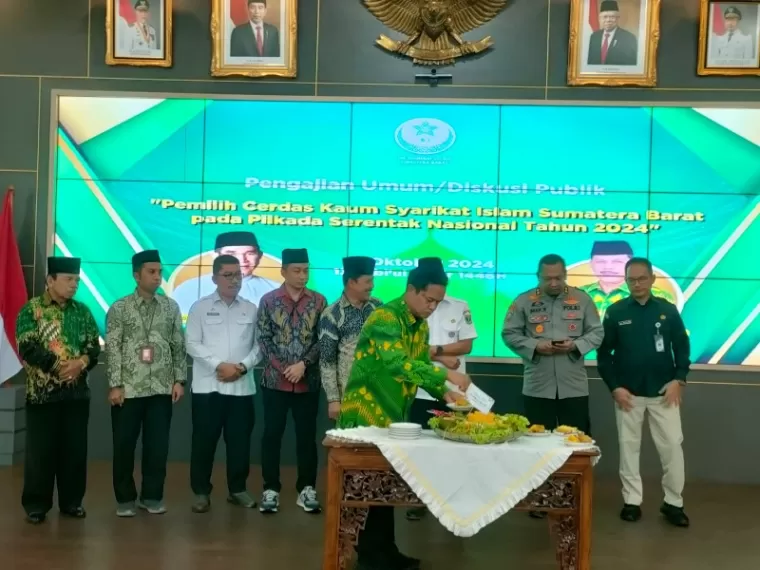 Ketua DPW Syarikat Islam Sumbar, Mukhlis Mansyur memotong tumpeng saat memperingati Milad ke-119 sekaligus diskusi publik &quot;Pemilih Cerdas Kaum Syarikat Islam Sumatera Barat&quot; menjelang Pilkada Nasional serentak 2024.