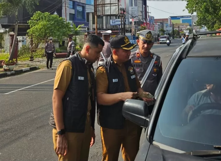 Kasubag Tata Usaha UPTD PPD di Padang, Defrizal, S.IP, M.AP bersama Kanit Turjawali Satlantas Polresta Padang, Iptu. Rudi Chandra menggelar razia kelengkapan kendaraan bermotor, Selasa (8/10).ist