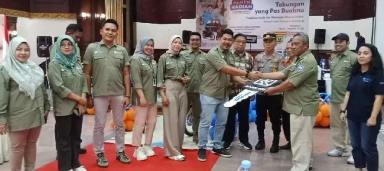 Manager Bisnis Mikro Bank BRI Cabang Sijunjung, Nofitriaman menyerahkan replika kunci mobil Suzuki New Carry Pickup kepada Kepala BRI Unit Kiliran Jao, Rudi Anesa. Hadiah undian ini diperoleh Yusnaidar, nasabah BRI Unit Kiliran Jao.(armadison)