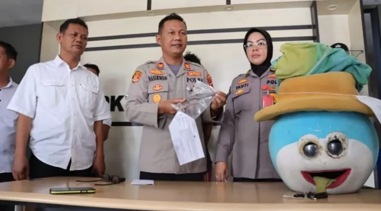 Pengamen Badut Acungkan Pisau, Serang Warga di Toko Aksesoris Padang