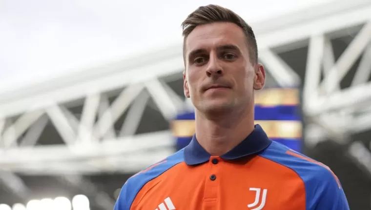 Penyerang Juventus Arkadiusz Milik Kembali Dioperasi