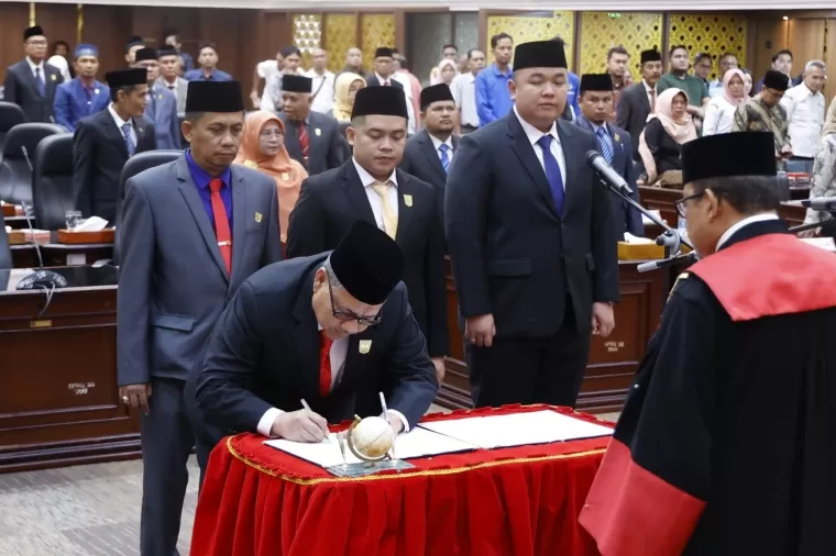 Wakil Ketua DPRD Sumbar, Evi Yandri Rajo Budiman (kiri) saat pelantikan pimpinan DPRD Sumbar, Rabu (9/10/2024).Ist