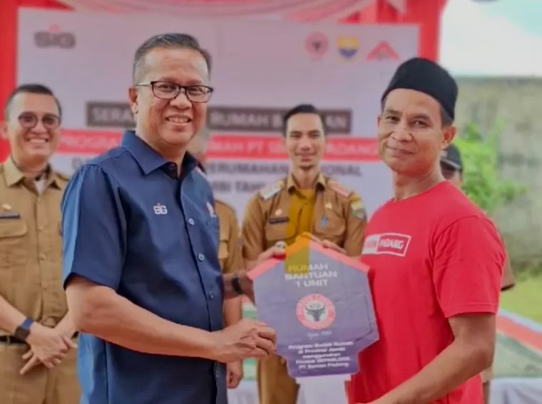 Direktur Utama PT Semen Padang, Indrieffouny Indra, simbolis serahkan bantuan bedah rumah pada Pjs Gubernur Jambi diwakili Kadis Kominfo Provinsi Jambi, Ariansyah, Selasa (08/10/2024).ist