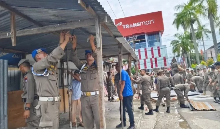 Pembongkaran lapak PKL di jalan Khatib Sulaiman Padang, Kamis (17/10). (ist)