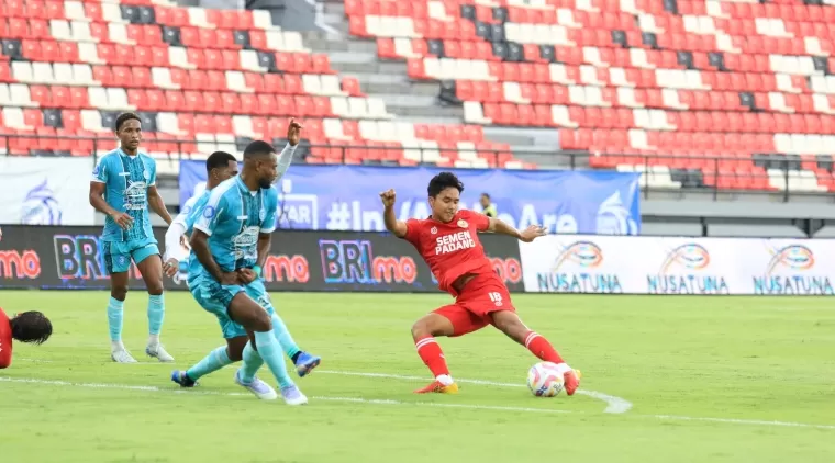 Laga Semen Padang FC di markas PSBS Biak berakhir dengan kekalahan 3-2 di Stadion Kapten I Wayan Dipta, Gianyar, Bali, Jumat (18/10). Salah satu aksi Gala Pagamo yang laga sore itu mencetak 1 gol. (mo spfc)