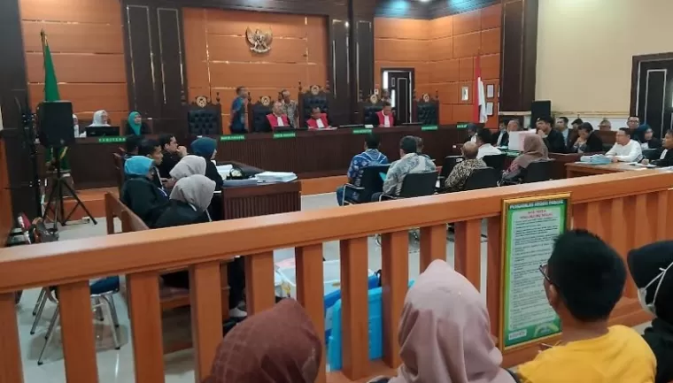 Sidang lanjutan kasus dugaan korupsi di Dinas Pendidikan Sumbar yang menghadirkan enam orang saksi, Kamis (31/10) di Pengadilan Negeri Padang. (wy)