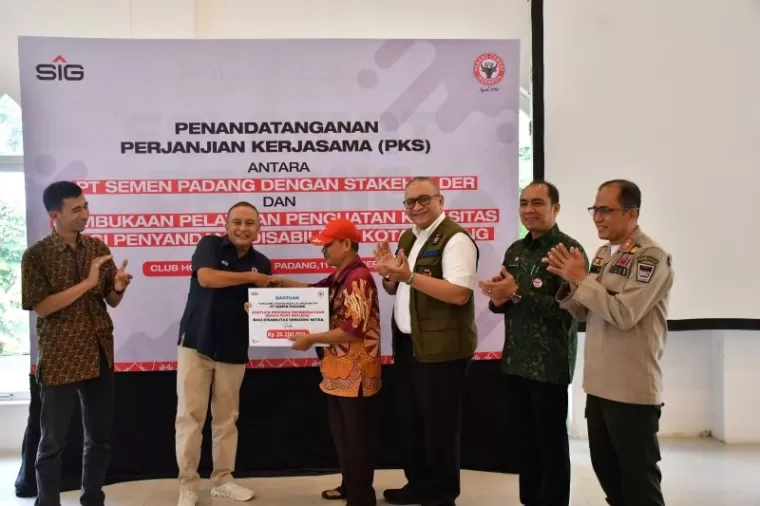 PT Semen Padang menegaskan komitmennya dalam mendukung penyandang disabilitas di Kota Padang melalui penandatanganan Perjanjian Kerja Sama (PKS) dengan Pemerintah Kota Padang dan instansi terkait. ist