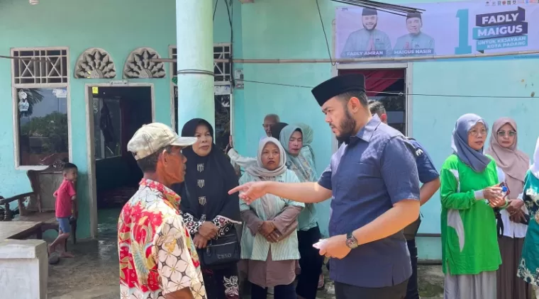 Tinjau Korban Terdampak Longsor di Batang Arau, Fadly Amran Tegaskan Komitmen Lewat Program &quot;Padang Sigap&quot;