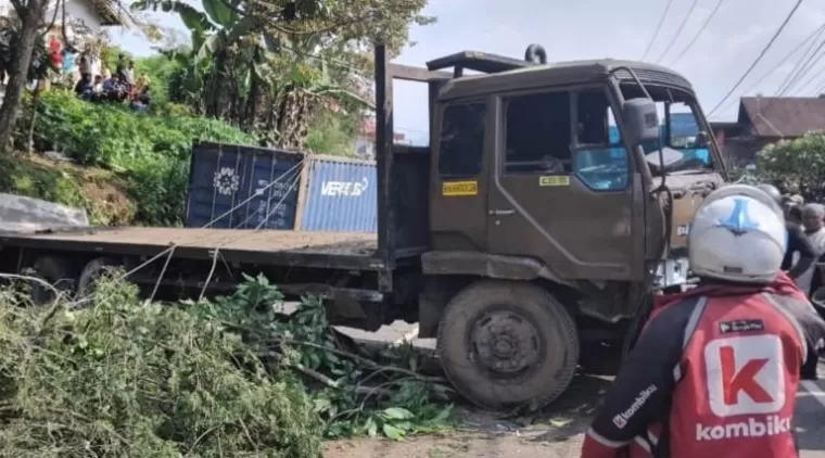 Truk Hilang Kendali, Kecelakaan Beruntun Libatkan Bus dan Motor di Panyalaian