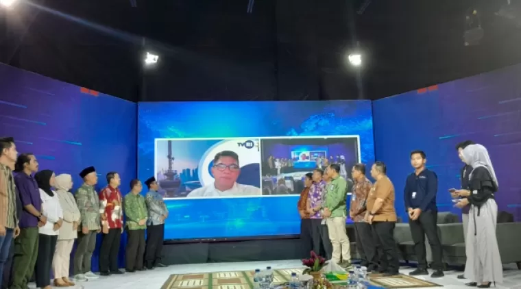 Direktur Utama TVRI, Imam Brotoseno me-launching  Inovasi Konten Media Sosial dan Buku Pedoman yang diluncurkan TVRI Sumbar Jumat lalu. (yuni)