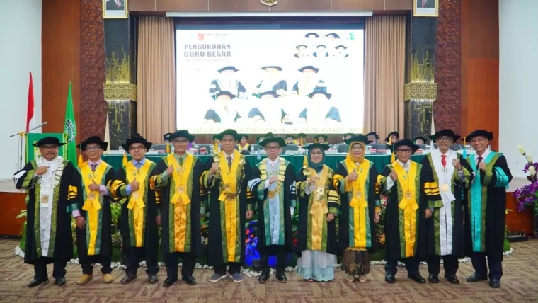 Rektor Unand, Efa Yonnedi, Ketua Dewan Profesor Unand dan pejabat lainnya bersama enam guru besar Unand yang baru saja dikukuhkan Sabtu (26/10) di convention hall kampus tersebut.