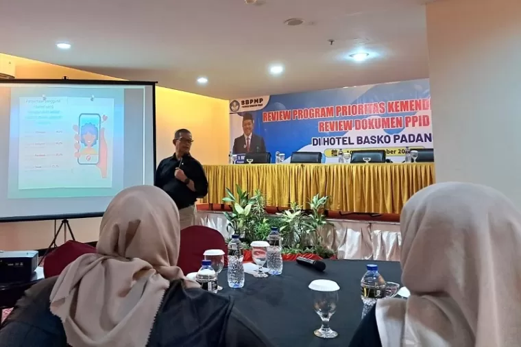 Yusrizal KW saat menjadi nara sumber dalam kegiatan review konten program-program prioritas Kemendikbudristek dan review dokumen PPID yang diadakan Balai Besar Penjamin Mutu Pendidikan (BBPMP) Sumatera Barat, Jumat (11/10) di Basko Grand Hotel Padang. (rn