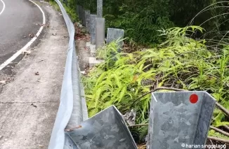 Baut di pagar pembatas jalan di kawasan Mandeh hilang dicuri orang tak dikenal. Kondisi itu membahayakan pengguna jalan. (ist)