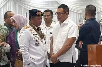 Mendagri Tito Karnavian di rumah duka Benny Laos. Foto: detik.com)