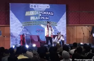 Calon Gubernur Epyardi Asda memaparkan visinya saat menghadiri diskusi publik alek demokrasi x pilah pilih dengan tema pembangunan berkelanjutan, perubahan iklim, energi bersih berkeadilan dan mitigasi bencana.