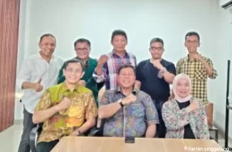 Ketua Umum IKA FH Unand bersama jajaran pengurus usai memberi ketetangan pers.