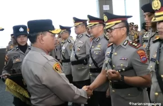 Kapolda Sumbar Irjen Pol Suharyono memberikan selamat kepada AKBP Derry Indra saat sertijab di Mapolda Sumbar, Rabu (2/10). Deri oktazulmi