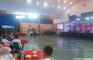 Plt Gubernur Sumbar, Audy Joinaldy diwakili Kepala Dinas Kebudayaan Sumbar, Jefrinal Arifin menyaksikan seni lagu Batak saat penutupan Festival Budaya Batak Tahun 2024, Minggu malam (14/10) di GOR HTT Padang.ist