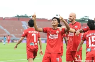 Kemenangan menjadi bidikan skuad Semen Padang FC kala menjamu Dewa United, Jumat (25/10) siang ini di Stadion H. Agus Salim, Padang. Gala Pagamo bersama rekan-rekan saat merayakan gol vs PSBS pekan lalu. (mo spfc)