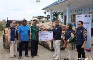 Simbolis PT Kereta Api Indonesia (Persero) Divisi Regional II Sumatera Barat salurkan bantuan program Tanggung Jawab Sosial dan Lingkungan (TJSL). Ist