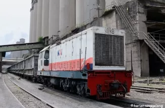 Kereta barang KAI Sumbar layani rute Indarung-Teluk Bayur.Ist