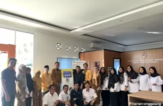 Tim Pengabdian Masyarakat dana  perangkat nagari foto bersama dengan latar belakang kiosk. (ist)