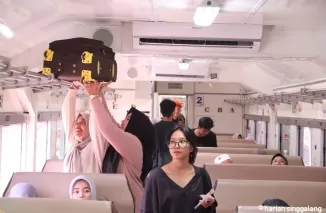 Penumpang KA Pariaman Ekspres saat menunggu keberangkatan di Stasiuan Padang.ist