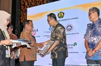 Dirjen Mineral dan Batubara Kementerian ESDM, Tri Winarno serahkan penghargaan pada PT Semen Padang yang diwakili General Manager Tambang, Dedi M. Sidiq, di Bandung, Jumat (25/10/2024).Ist