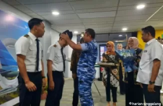 Danlanud Sutan Sjahrir Kolonel Nav Sani Salman Nuryadin pasangan deta tanda pada kapten pilot GA 163 saat melepas terbang perdana rute Padang-Halim, Kamis (31/10/2024) di Pintu 1 BIM, Padang Pariaman.yose