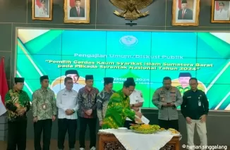 Ketua DPW Syarikat Islam Sumbar, Mukhlis Mansyur memotong tumpeng saat memperingati Milad ke-119 sekaligus diskusi publik "Pemilih Cerdas Kaum Syarikat Islam Sumatera Barat" menjelang Pilkada Nasional serentak 2024.