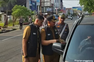 Kasubag Tata Usaha UPTD PPD di Padang, Defrizal, S.IP, M.AP bersama Kanit Turjawali Satlantas Polresta Padang, Iptu. Rudi Chandra menggelar razia kelengkapan kendaraan bermotor, Selasa (8/10).ist