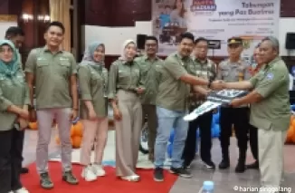 Manager Bisnis Mikro Bank BRI Cabang Sijunjung, Nofitriaman menyerahkan replika kunci mobil Suzuki New Carry Pickup kepada Kepala BRI Unit Kiliran Jao, Rudi Anesa. Hadiah undian ini diperoleh Yusnaidar, nasabah BRI Unit Kiliran Jao.(armadison)