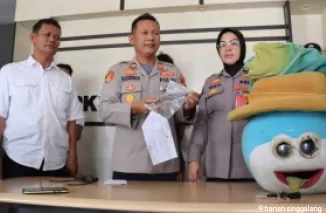 Pengamen Badut Acungkan Pisau, Serang Warga di Toko Aksesoris Padang