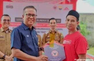 Direktur Utama PT Semen Padang, Indrieffouny Indra, simbolis serahkan bantuan bedah rumah pada Pjs Gubernur Jambi diwakili Kadis Kominfo Provinsi Jambi, Ariansyah, Selasa (08/10/2024).ist