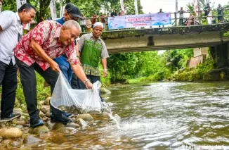 Direktur Keuangan & Umum PT Semen Padang, Oktoweri tebar bibit gariang di Lubuk Larangan, Kelurahan Tarantang, Kecamatan Lubuk Kilangan, Selasa (1/10/2024).Ist