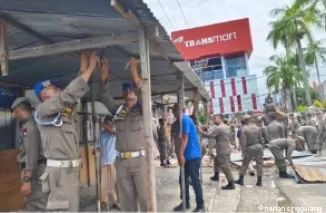 Pembongkaran lapak PKL di jalan Khatib Sulaiman Padang, Kamis (17/10). (ist)