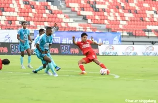 Laga Semen Padang FC di markas PSBS Biak berakhir dengan kekalahan 3-2 di Stadion Kapten I Wayan Dipta, Gianyar, Bali, Jumat (18/10). Salah satu aksi Gala Pagamo yang laga sore itu mencetak 1 gol. (mo spfc)