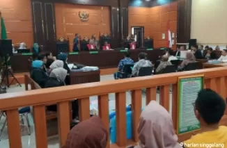 Sidang lanjutan kasus dugaan korupsi di Dinas Pendidikan Sumbar yang menghadirkan enam orang saksi, Kamis (31/10) di Pengadilan Negeri Padang. (wy)