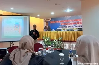 Yusrizal KW saat menjadi nara sumber dalam kegiatan review konten program-program prioritas Kemendikbudristek dan review dokumen PPID yang diadakan Balai Besar Penjamin Mutu Pendidikan (BBPMP) Sumatera Barat, Jumat (11/10) di Basko Grand Hotel Padang. (rn