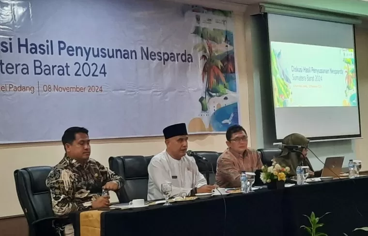 Kepala Dinas Pariwisata Sumbar Luhur Budianda didampingi Kabid Promosi Fajdi Hidayat dan Tim Unand memaparkan angka Desparda Sumbar 2024 di Padang, Jumat (8/11).Ist