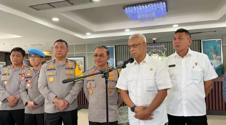 Ketua Harian Kompolnas Irjen Pol (Purn) Arief Wicaksono memberikan keterangan pers setelah audiens dengan Kapolda Sumbar dan jajarannya di Mapolda Sumbar, Minggu (24/11). Deri oktazulmi