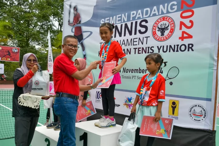 Direktur Utama (Dirut) PT Semen Padang, Indrieffouny Indra, secara resmi menutup Kejuaraan Nasional (Kejurnas) Junior TdP Semen Padang Tennis Tournament 2024 yang digelar di Lapangan Tenis Semen Padang, Minggu (24/11/2024).