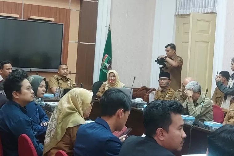 Kepala Dinas Kominfo Sumbar, Siti Aisyah memaparkan program digital Pemprov Sumbar dihadaan Plt Gubernur Sumbar, Audy Joinaldu, Selasa (5/11).Ist