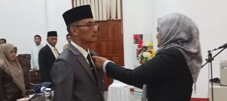 Ketua DPRD Sawahlunto Susi Haryati memasangkan pin DPRD pada Doni Asta selaku anggota pengganti antar waktu.(armadison)