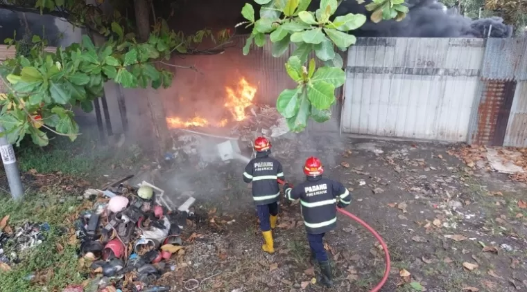 Gudang dan Mobil Ludes Terbakar di Padang, Kerugian Capai Rp500 Juta