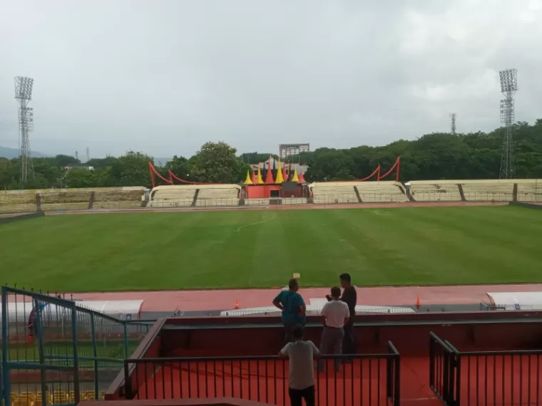 PANTAU - Komisaris KSP H. Edri (tengah) bersama Direktur KSP Renold Fadhli (kiri) saat memantau kesiapan Stadion H. Agus Salim, Minggu (10/11) siang jelang menjamu klub Polisi DiRaja Malaysia (PDRM) pada Sabtu (16/11) malam mendatang. (dede amri)