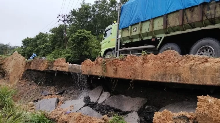 Kondisi Jalan Lintas Sumatera Kilometer 6, Jorong Sungai Nili, Kenagarian Sungai Kambuik, Kecamatan Pulau Punjung, Kabupaten Dharmasraya