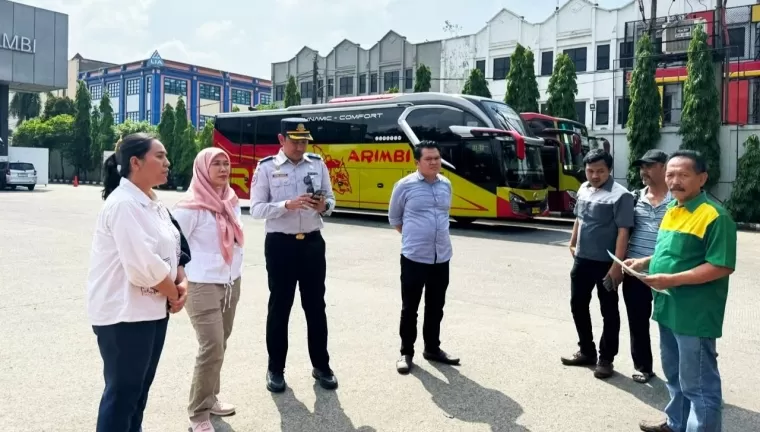 Direktur Angkutan Jalan, Ernita Titis Dewi (kedua dari kiri) bersama jajarannya saat melakukan sidak (inspeksi mendadak) keselamatan kendaraan di Pol PO Bus Arimbi di Tangerang, ditemukan kendaraan tak laik jalan (yusman)