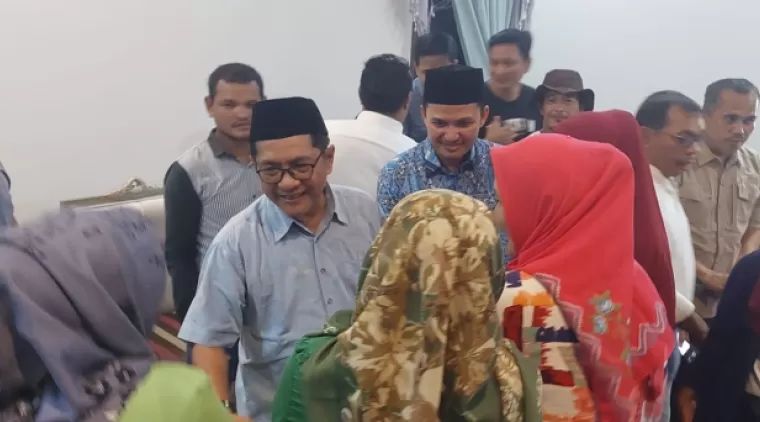 John Kenedy Azis dan Rahmat Hidayat saat menerima ucapan selamat dari masyarakat yang dating membludak ke posko pemenangannya di Sunua, Kecamatan Nan Sabaris, Rabu (27/11) malam. (darmansyah)