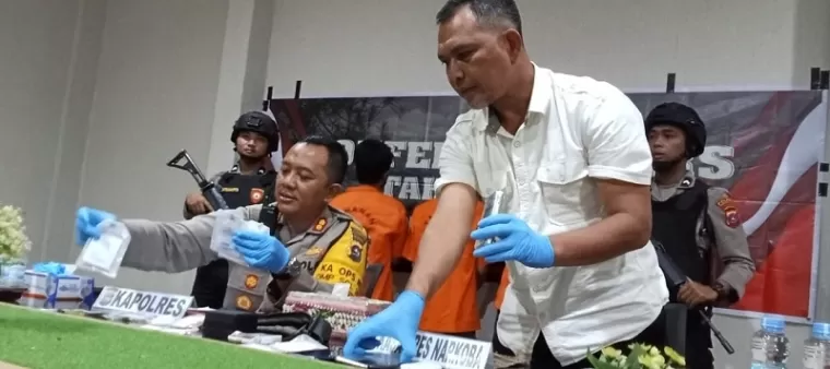 Kawanan Pengedar dan pemilik shabu ditangkap Satreskrim Narkotika Polres Sawahlunto. Ketiga tersangka dan Kapolres AKBP. Purwanto Hari Subekti dan Kasat Reskrim Narkotika AKP. Taufik tengah memperlihatkan barang bukti.(armadison)